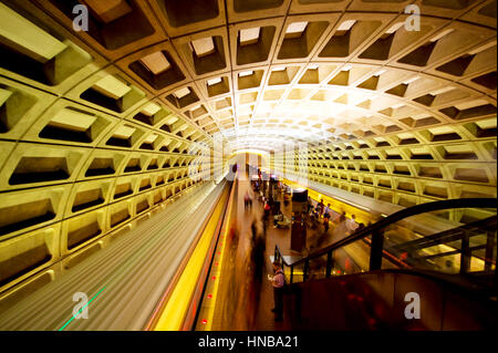 Ein Zug in Bewegung, verlassen Sie den Bahnhof auf der Washington DC metro Stockfoto