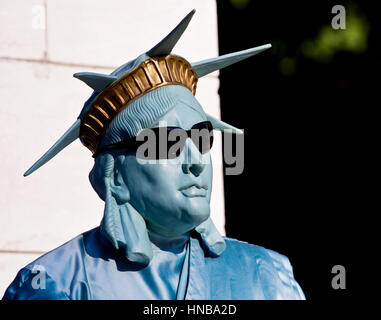 Eine Straße Entertainer verkleidet als die Statue der Freiheit stellt für Touristen außerhalb Central Park in Manhattan, New York, USA Stockfoto