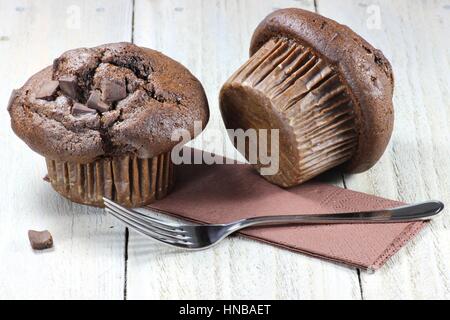 Schokoladen-Muffins auf hölzernen Hintergrund Stockfoto