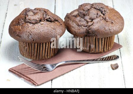 Schokoladen-Muffins auf hölzernen Hintergrund Stockfoto