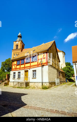 Fachwerkhaus vor Pfarrkirche in Buckow, Brandenburg, Deutschland Stockfoto