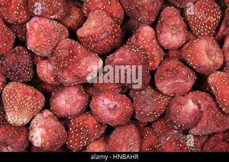 gefriergetrocknete Erdbeeren für Nutzung im Hintergrund Stockfoto