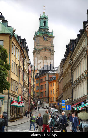 STOCKHOLM, Schweden - 19. August 2016: Blick auf St.-Nikolaus-Kirche (Storkyrkan) und schönen Straße Storkyrkobrinken (Gamla Stan) mit Fußgängerzone wa Stockfoto