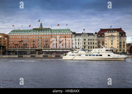 STOCKHOLM, Schweden - 19. August 2016: Grand Hotel in Stockholm ist ein Luxus-Hotel in Stockholm Waterfront und touristische Ausflugsboote in Stockholm, Stockfoto