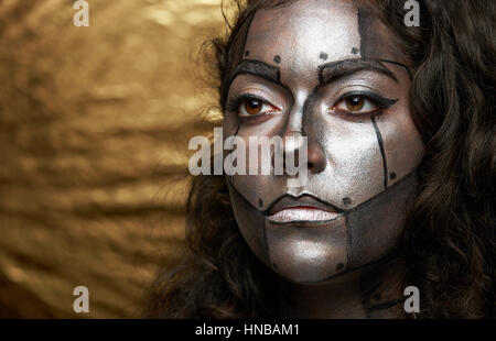 Clode, der Cyborg Frauen Gesicht auf goldenem Hintergrund Stockfoto