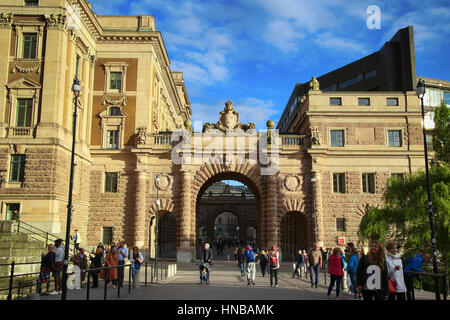 STOCKHOLM, Schweden - 19. August 2016: Menschen zu Fuß und Besuch auf Brücke Norrbro und Blick auf das Parlamentsgebäude (die ehemaligen Reichsbank) befindet sich auf Helgeand Stockfoto