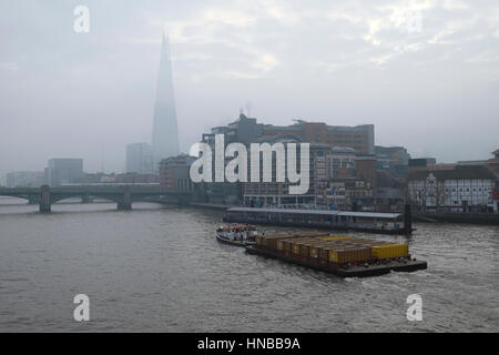 Toxische Luftverschmutzung über dem Hochhaus Shard und der Themse am 24. Januar 2017 South London UK KATHY DEWITT Stockfoto