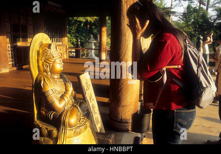 Frau, an der Kiyomizudera Tempel beten, UNESCO-Weltkulturerbe, Kyoto, Japan Stockfoto