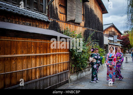 Frauen, Mädchen, Jugendlicher, Mädchen, im Kimono gekleidet, in Shirakawa-Minami-dori, Gion Distrikt, Kyoto. Kansai, Japan. Stockfoto