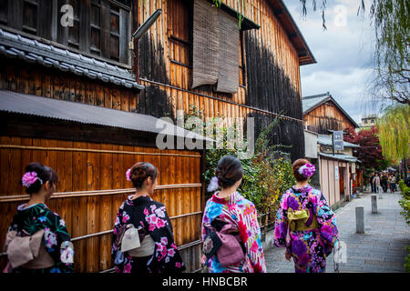 Frauen, Mädchen, Jugendlicher, Mädchen, im Kimono gekleidet, in Shirakawa-Minami-dori, Gion Distrikt, Kyoto. Kansai, Japan. Stockfoto