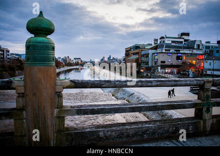 Kamo, Fluss und Pontocho von der Brücke in Sanjo-Ohashi, Kyoto, Japan Stockfoto