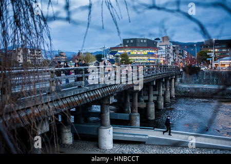 Kamo-Fluss und Brücke in Sanjo-Ohashi, lebhaft, Kyoto, Japan Stockfoto