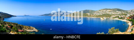 Blick auf die Stadt, Hafen und Strand von Kalkan, Türkei Stockfoto