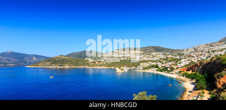 Blick auf die Stadt, Hafen und Strand von Kalkan, Türkei Stockfoto