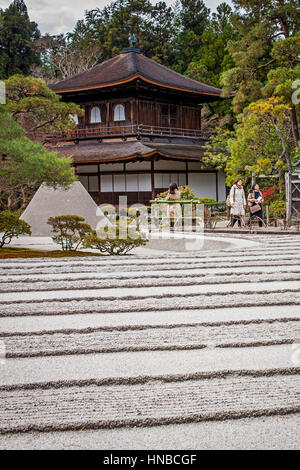 Silber-Pavillon und Zen-Garten als Symbol für Fuji und das Meer in Ginkaku-Ji-Tempel, Kyoto, Kansai, Japan Stockfoto