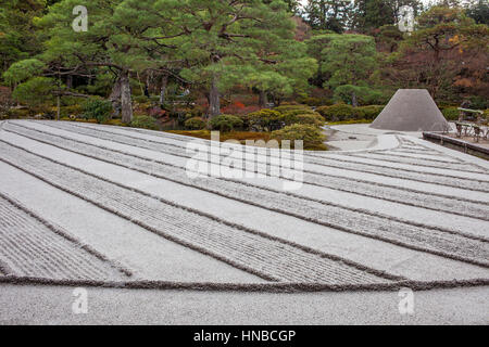 Zen-Garten als Symbol für Fuji und das Meer in Ginkaku-Ji-Tempel, Kyoto, Kansai, Japan Stockfoto