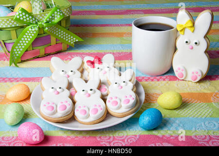 Easter Bunny Zuckergebäck hausgemachte bedeckt im Hause gemacht Marshmallow Fondant, dekoriert mit Candy-Augen, Nase, Füße und Bogen. Große und kleine Hasen. Stockfoto