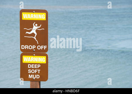 Warnzeichen für Drop-off, tief weichen Schlamm Potenzial für ertrinken. Stockfoto