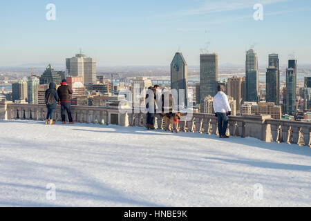 Montreal, CA - 10. Februar 2017: Menschen sind auf der Suche auf die Skyline von Kondiaronk Belvedere Stockfoto