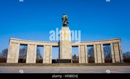 BERLIN, Deutschland - 18. März 2015: Architekturdetail des Sowjetischen Ehrenmals im Treptower Park in Berlin-Mitte Stockfoto