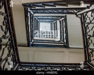 Auf dem Kopf Anzeigen einer Treppe. Treppe aus antiken quadratische Treppenhaus Treppenhaus aus Beton und Metall Stockfoto