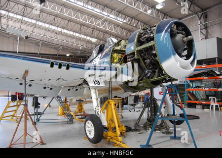 Grumman F6F Hellcat WW2-Kampfflugzeug unter schwerer Wartung Stockfoto