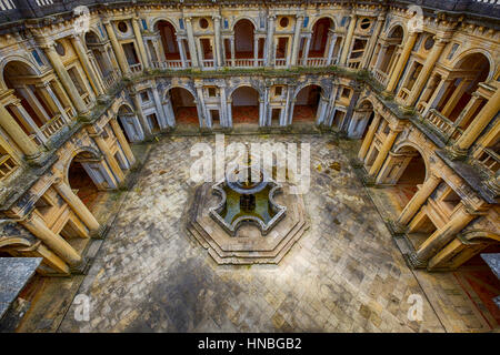 Gut erhaltene Burg - Palast der Templer. Hof von Galerien umgeben. In der Mitte - ein Brunnen mit einem Pool in der Form einer CRO Stockfoto