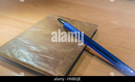 Die blaue Tinte Kugelschreiber und Dokumente auf Schreibtisch aus Holz Stockfoto