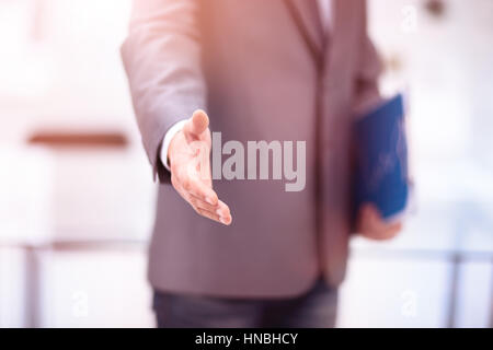 Geschäfts- und Bürokonzept - Geschäftsmann mit offene Hand bereit für handshake Stockfoto