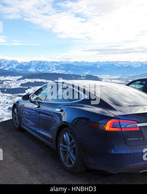 Elektro-Auto mit verschneiten Allgäuer Alpen (Allgäuer Alpen) im Hintergrund, wie aus Sulzberg, Vorarlberg, Österreich Stockfoto