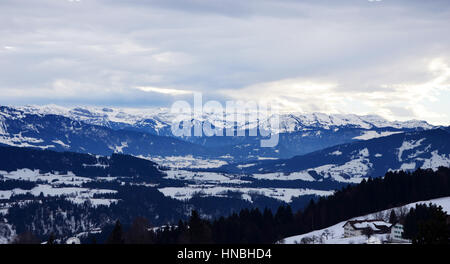 Blick auf die Allgäuer Alpen (Allgäuer Alpen) in Schnee bedeckt, wie aus Sulzberg, Vorarlberg, Österreich Stockfoto