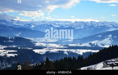 Blick auf die Allgäuer Alpen (Allgäuer Alpen) in Schnee bedeckt, wie aus Sulzberg, Vorarlberg, Österreich Stockfoto