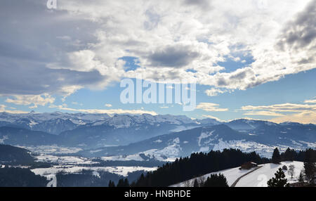 Blick auf die Allgäuer Alpen (Allgäuer Alpen) in Schnee bedeckt, wie aus Sulzberg, Vorarlberg, Österreich Stockfoto