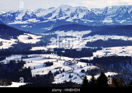 Blick auf die Allgäuer Alpen (Allgäuer Alpen) in Schnee bedeckt, wie aus Sulzberg, Vorarlberg, Österreich Stockfoto