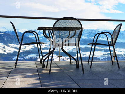 Tisch und Stühlen mit Blick auf die Allgäuer Alpen (Allgäuer Alpen), wie aus Sulzberg, Vorarlberg, Österreich Stockfoto