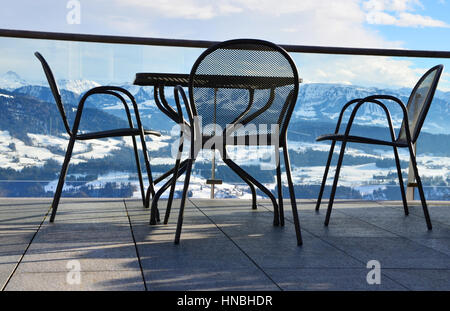 Tisch und Stühlen mit Blick auf die Allgäuer Alpen (Allgäuer Alpen), wie aus Sulzberg, Vorarlberg, Österreich Stockfoto