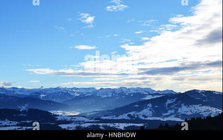 Blick auf die Allgäuer Alpen (Allgäuer Alpen) in Schnee bedeckt, wie aus Sulzberg, Vorarlberg, Österreich Stockfoto