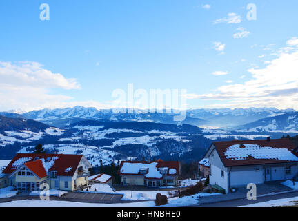 Blick auf die Allgäuer Alpen (Allgäuer Alpen) in Schnee bedeckt, wie aus Sulzberg, Vorarlberg, Österreich Stockfoto