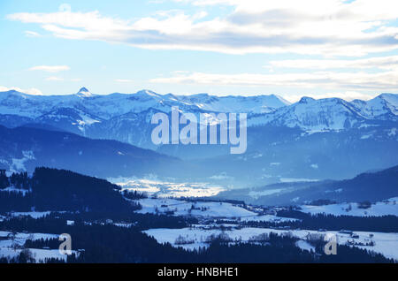 Blick auf die Allgäuer Alpen (Allgäuer Alpen) in Schnee bedeckt, wie aus Sulzberg, Vorarlberg, Österreich Stockfoto