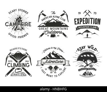 Vintage Bergsteigen Abzeichen gesetzt. Klettern-Logo, Vintage Vektor Embleme. Klettern Sie Alpinismus Ausrüstung - Helm, Karabiner, Lagerfeuer. Retro-t-Shirt-Design. Alt Stock Vektor