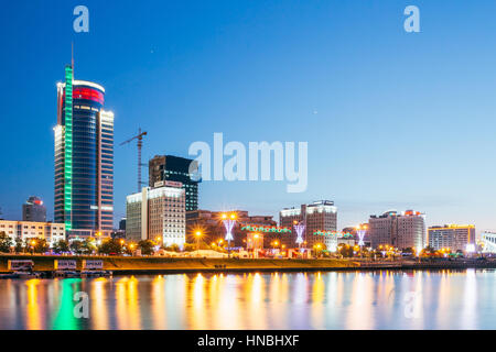 MINSK, BELARUS - 2. Juni 2015: Nacht Ansicht des Business Center Royal Plaza-Wolkenkratzer auf Pobeditelej im Bezirk Nemiga Stockfoto