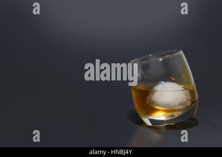 Whisky auf Eis in einem Glas, Textfreiraum, schwarzer Hintergrund Stockfoto