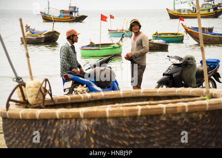 MUI NE, VIETNAM - Februar 7: Fischer mit bunten Fischerbooten am 7. Februar 2012 in Mui Ne, Vietnam. Stockfoto