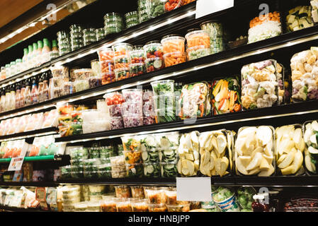 Fickloch geschnittenem Obst und Gemüse verpackt in Kartons auf einem Supermarkt-Ständer Stockfoto