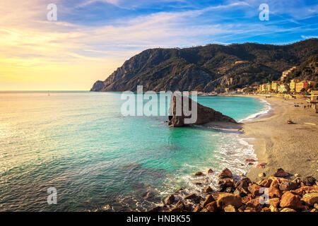 Strand von Monterosso, Meeresbucht und Felsen Landschaft. Cinque Terre, 5 Terre, Ligurien Italien Stockfoto