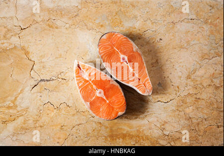Zwei frischen rohen Lachs Steaks auf natürliche Marmortisch Stockfoto