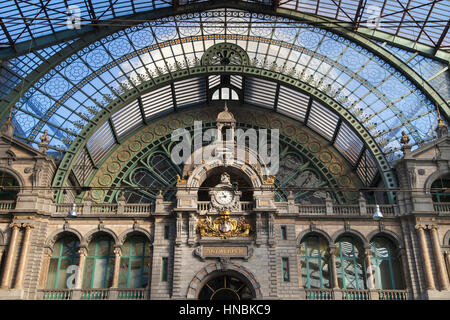 Historische Fassade von der Bahn Halle der Hauptbahnhof Antwerpen in Antwerpen, Belgien. Stockfoto