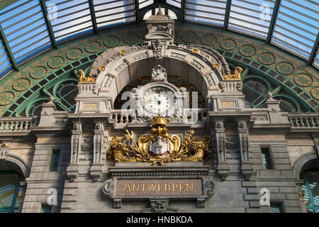 Uhr der Hauptbahnhof Antwerpen in Antwerpen, Belgien. Stockfoto