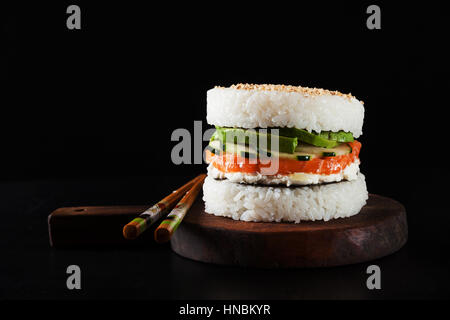 Sushi-Menü mit Burger aus Reis und geräucherter Lachs, Avocado, leichte Käse und nori Stockfoto