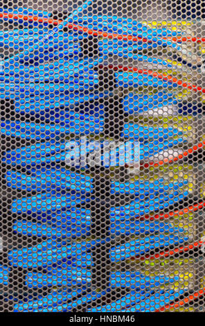 LAN-Kabel in Cambridge Serverschrank, Ablenkungen an der Tür Stockfoto